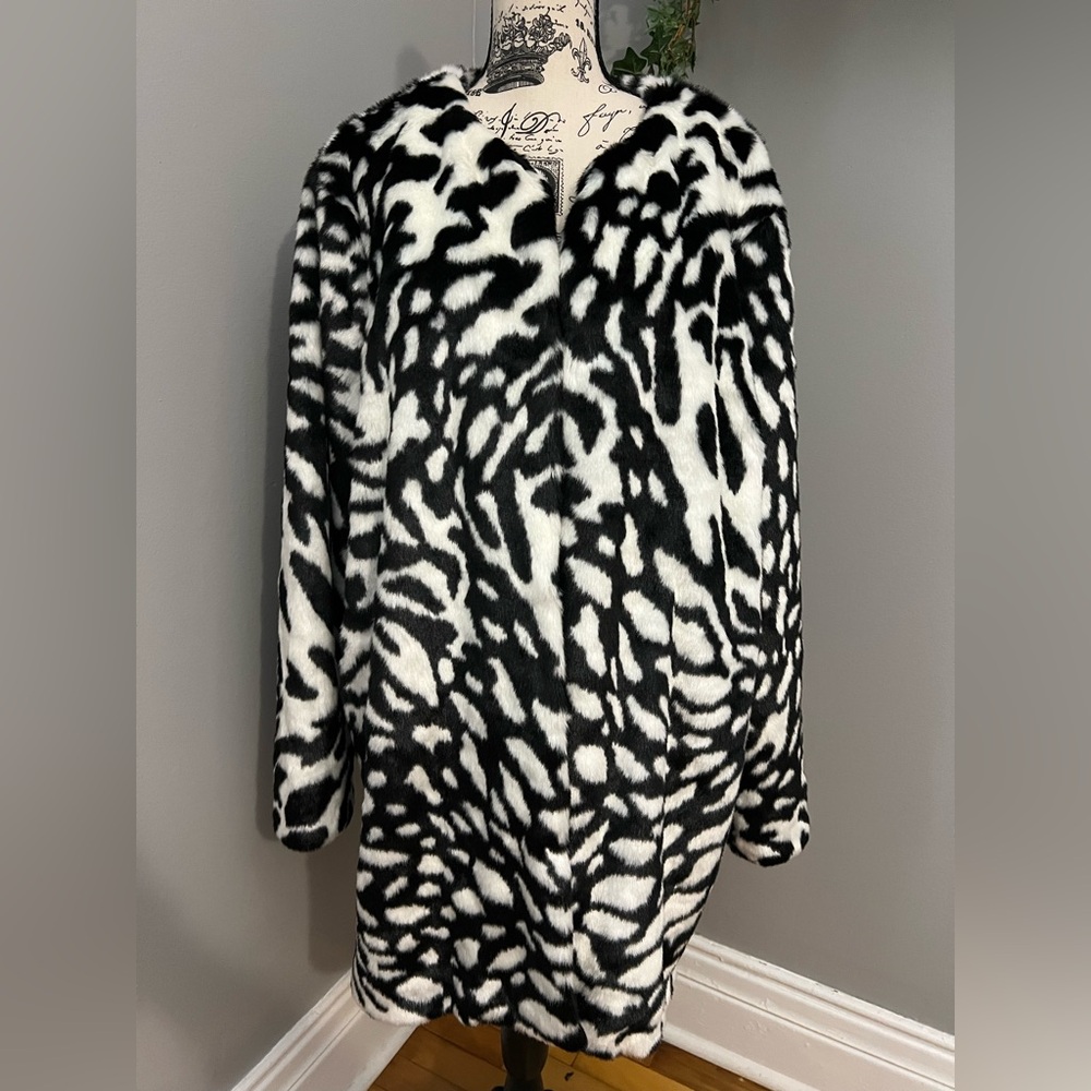 ✨NWOT - Michael Kors Faux Fur Animal Print Coat Jacket✨ - Picture 3 of 9
